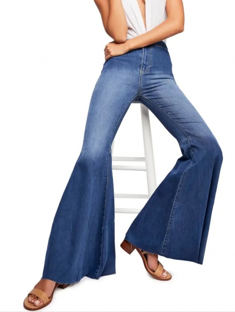 We The Free Just Float On Flare Jeans by Free People
Size 31 Jericho Blue NWT